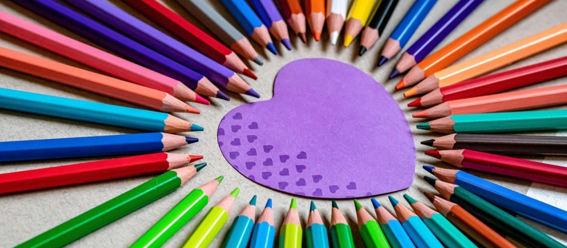 Fargeblyanter i ring med et hjerte i midten.
