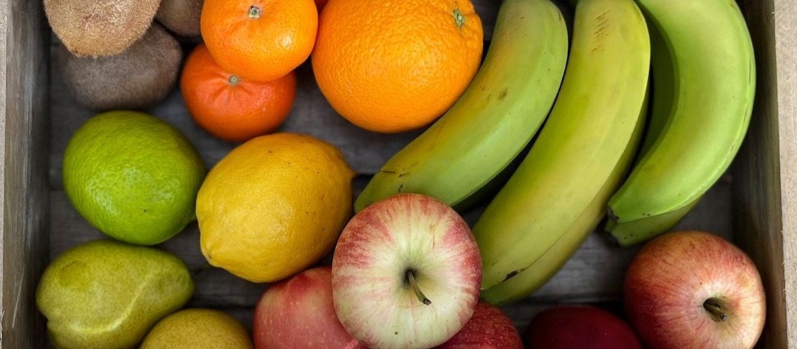 ulik frukt i ein kasse