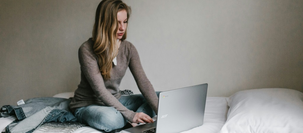 Jente skriver på Chromebook