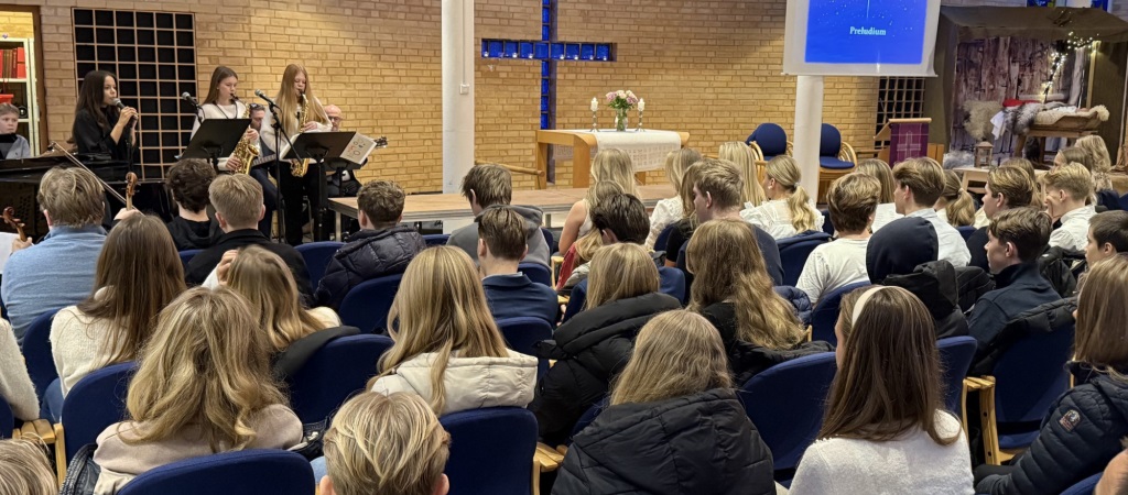 Mange talentfulle elever bidro på julesamling i kirka